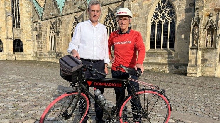 Halt in Hildesheim: Vor dem Dom mit Bischof Heiner Wilmer