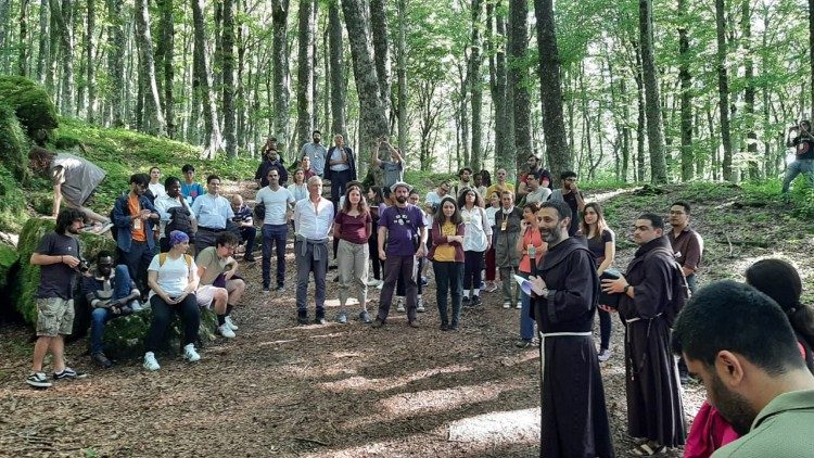 La elección del lugar del encuentro, El Alverna, situado en los Apeninos toscanos, se hizo a propósito por la peculiar experiencia que ofrece a los asistentes a través del descubrimiento de la abundancia espiritual en la vida de San Francisco y del singular paisaje y belleza natural.