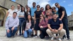 Foto grupal de los participantes en la escuela de verano 2023 de la Economía de Francisco.