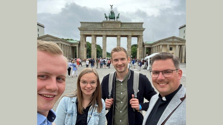 Ausgezeichnet in der Hauptstadt (v.l.): Die beiden Werksstudierenden Lukas Arenhövel und Theresa Oesselke, YOUPAX-Redakteur Tobias Schulte und Diözesanjugendpfarrer Tobias Hasselmeyer Foto: privat   