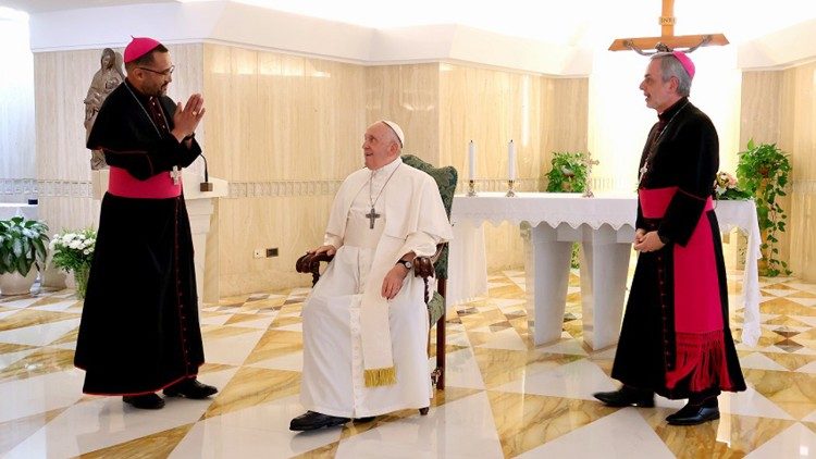 Bischof Sithembele Sipuka (links im Bild) auf einem Archivfoto mit Papst Franziskus und einem weiteren MItbruder 