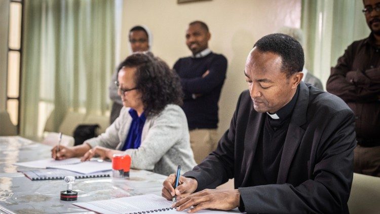 Il momento della firma dell'accordo, nel centro diocesano St. Michael di Addis Abeba. Foto Giovanni Culmone / Gsf