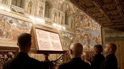 L'esecuzione di un brano di Josquin Desprez nella cantoria della Cappella Sistina, che si può ammirare nel docufilm