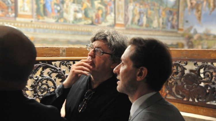 Il regista Marco Zarrelli (a destra) con il maestro Walter Testolin nella cantoria della Cappella Sistina