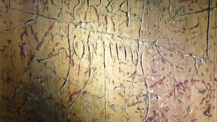 L'incisione del nome "Josquin" sulla parete destra della cantoria della Cappella Sistina