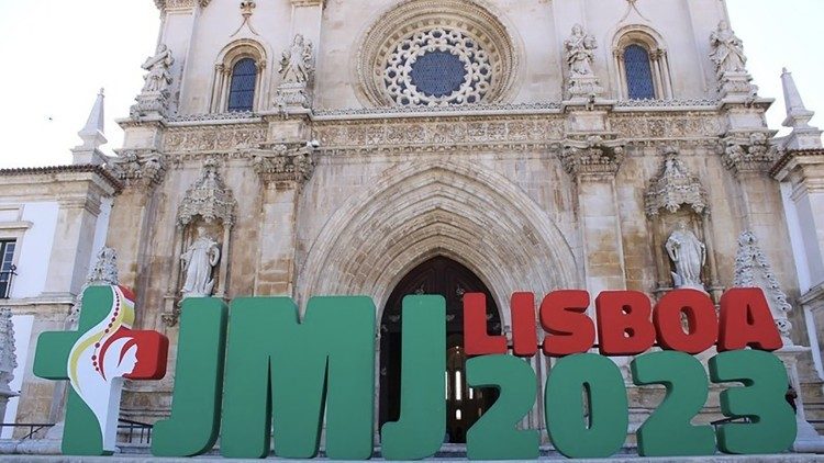 Il logo Gmg 2023 davanti alla cattedrale di Lisbona