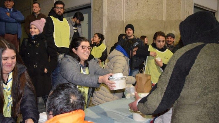 Comida caliente, conversaciones entre jóvenes y personas sin techo, forjando vínculos de amistad y comunidad