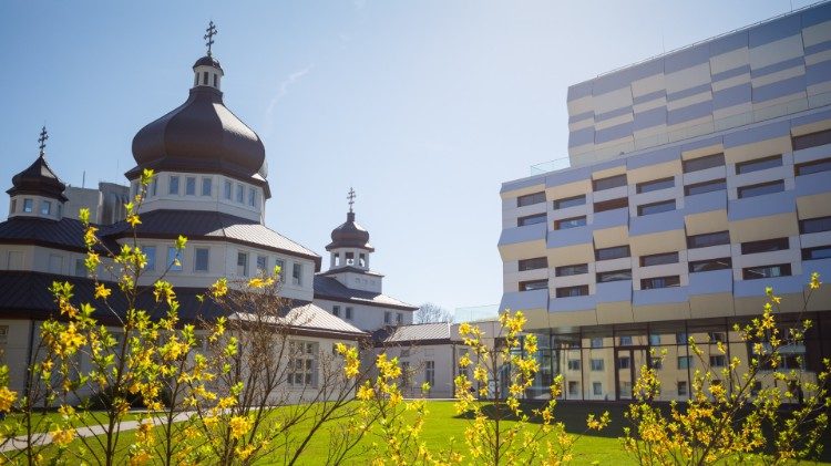 Храм святої Софії і корпуси студентського містечка