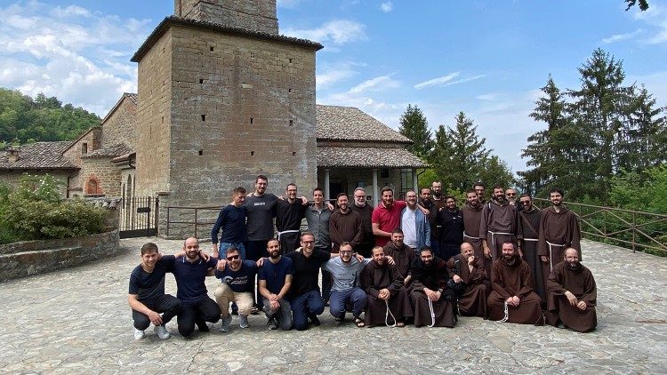 •	Die aktuellen Novizen in Tortona (9 Brüder) und der kommende Jahrgang aus den Postulaten in Lendinara (Provinz Veneto, 10 Postulanten) und Sanluri (Provinz Sardinien, 5 Postulanten) mit einigen Ausbildern bei einem Treffen in Tortona Ende Mai [Bild: Kapuziner]