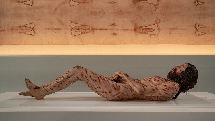 Záhadný muž - Hyperrealistická rekonstrukce Muže z rubáše (2022) od Álvara Blanca na základě zjevné inspirace Miñarrovou sochou.