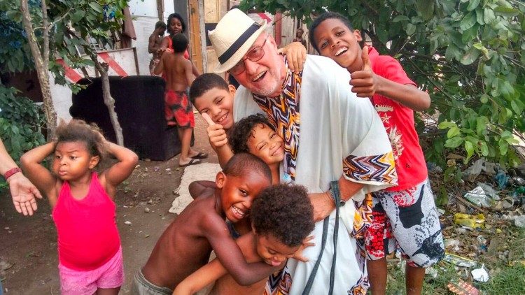 "A maior tragédia não é ser pobre, é não ser filho e não ser amado por alguém", afirma o missionário italiano