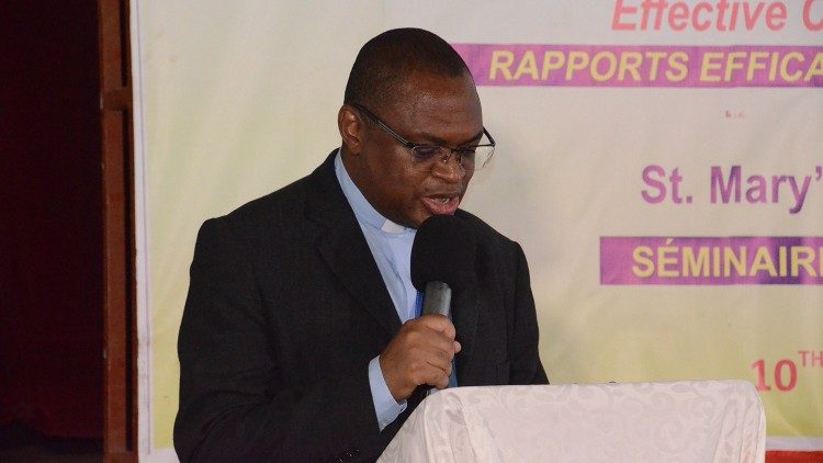 O vice-presidente mundial da SIGNIS, padre Paul Samasumo, lê a mensagem do Prefeito Ruffini na Conferência da SIGNIS África sobre Migração, em Campala