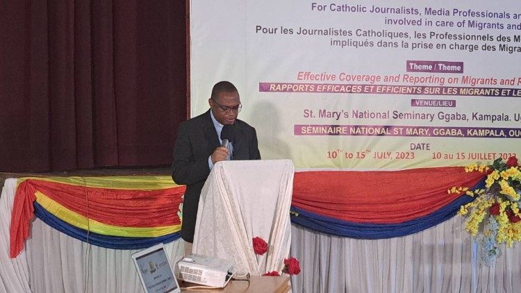 Le vice-président de SIGNIS Monde, le père Paul Samasumo, lisant le message du préfet Ruffini à l'atelier de SIGNIS Afrique sur les migrations à Kampala.