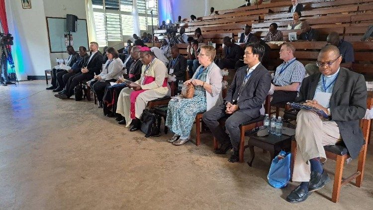 Participantes da Conferência organizada por SIGNIS África em Kampala (Uganda), sobre os migrantes