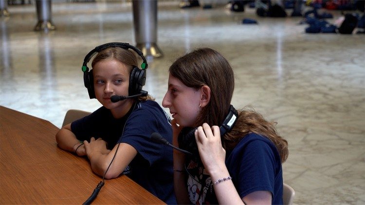 Die größeren Kinder durften auch an einer Sendung für den italienischen Kanal von Radio Vatikan teilnehmen