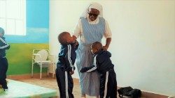 Một nữ tu dòng Tiểu muội Thừa sai Bác ái với các trẻ em khuyết tật ở cứ điểm truyền giáo Laare, Kenya