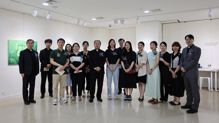 기념 촬영하는 청년작가들