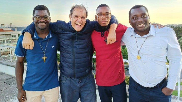Padre Lasarte com três missionários angolanos enviados a Portugal.