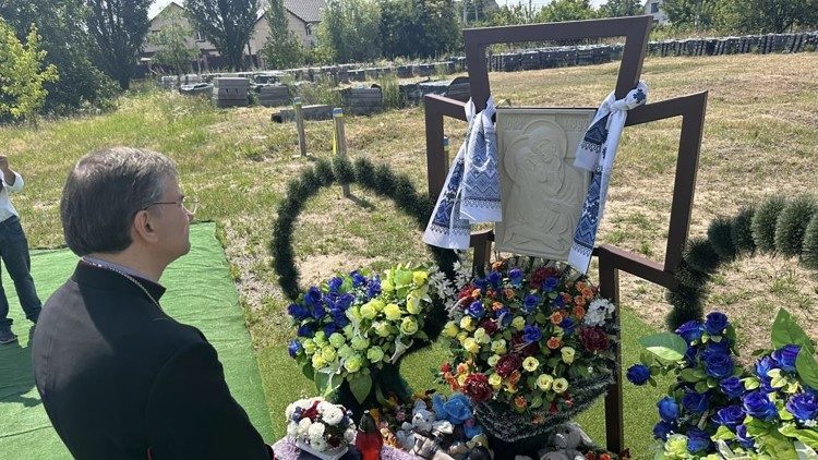 Dom Américo Aguiar reza em Bucha, onde foram encontradas valas comuns