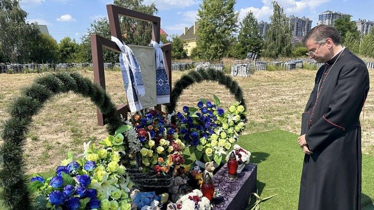 Dom Américo Aguiar na Ucrânia, em oração pelas vítimas em Bucha