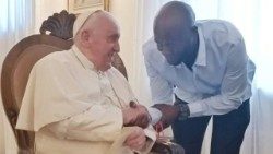 El Papa Francisco y Bentelo, joven inmigrante camerunés.  