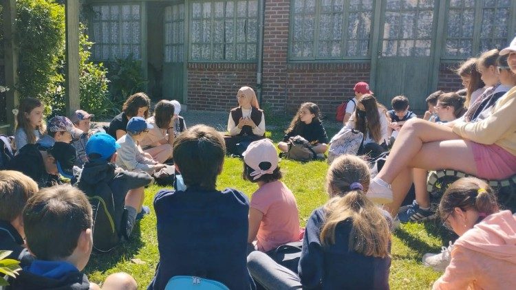 Sor María Catalina con un grupo de chicos