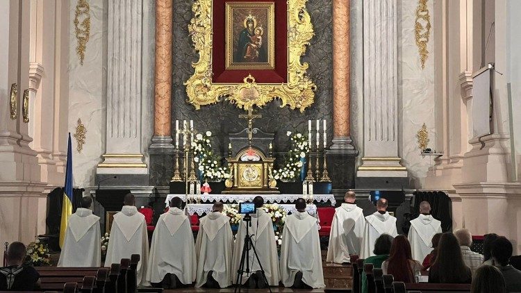 Oración en el Santuario de Nuestra Señora de Berdichev, en Ucrania