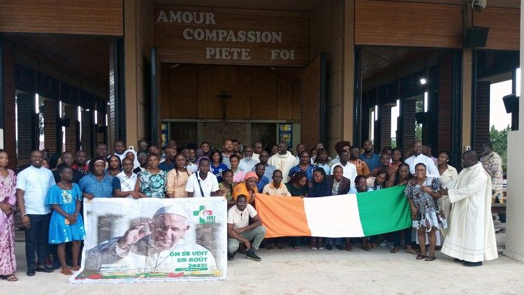 Jeunes Ivoiriens en récollection préparatoire aux JMJ.