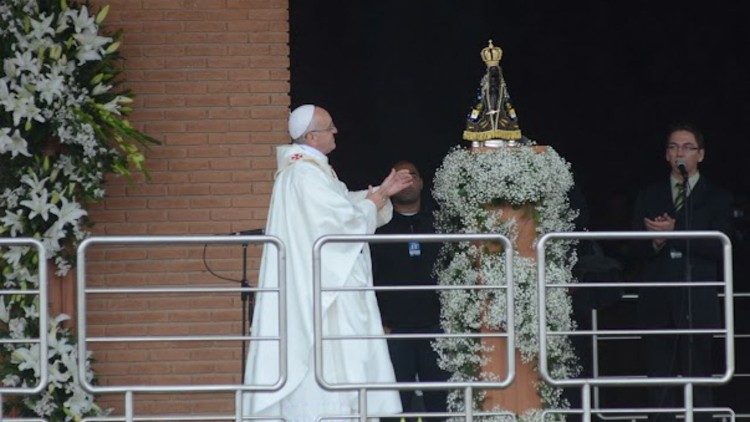 Papież przed figurką Matki Bożej z Aparecidy