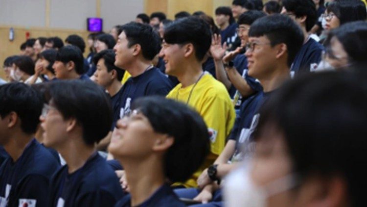 Peregrinos do grupo da Arquidiocese de Seul participando de uma missa de envio. (Committee for Communications, the Archdiocese of Seoul)