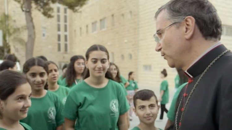 Mgr Americo Aguiar avec des jeunes en Terre Sainte. 
