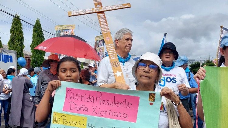 Marchando en protesta contra ideología de género