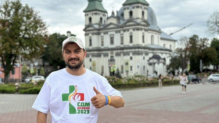 El Padre Roman Demush con la camiseta y el birrete de los jóvenes ucranianos en la JMJ de Lisboa