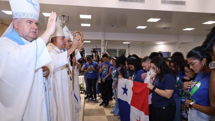 Los Obispos de Panam&aacute; bendicen a los j&oacute;venes que participan en la JMJ