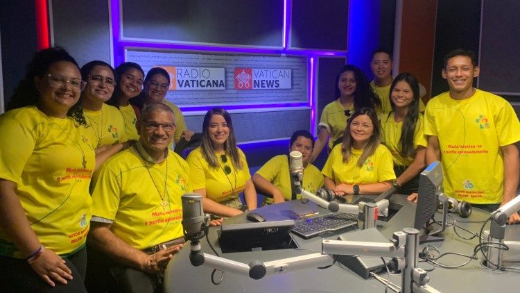 2023.07.29 Wanahia vijana kutoka Brazil walipitia mjini Vatican  wakielekea Lisbon katika maadhimisho ya Siku ya vijana 2023.