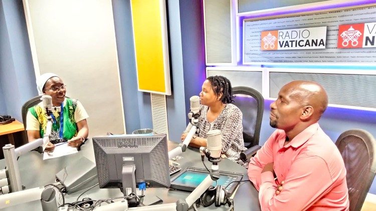 Denis Mwalongo na Lidia Mhoro kutoka Tanzania walipotembelea Studio za Radio Vatican.
