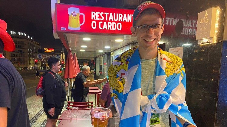 Stefan Alkofer aus Bayern beim Bier nach der Eröffnungsmesse des WJT in Lissabon am 1.8.2023