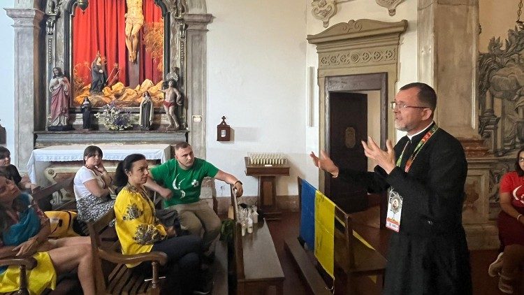 Владика Богдан Дзюрах з молоддю на СДМ в Лісабоні