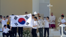 Junge Koreaner feiern am Sonntag in Lissabon die Vergabe des WJT an Seoul