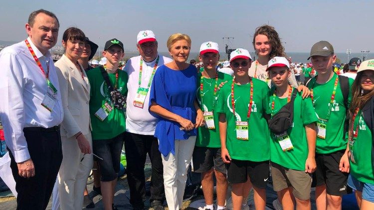 Pierwsza dama Agata Kornhauser-Duda wraz z ambasadorem Adamem Kwiatkowskim oraz ks. Waldemarem Pawelcem i grupą z Ukrainy