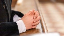 Gebet in einer Kirche