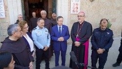 Präsident Herzog (Mitte) bei einem Treffen mit Patriarch Pizzaballa im August (Foto: Lateinisches Patriarchat Jerusalem)