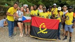 Padre Daniel Romero e grupo de jovens de Angola na JMJ Lisboa 2023