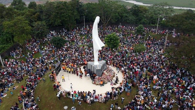 Des pèlerins, au cours de la vigile mariale de l’Assomption au Sanctuaire marial national Mère de toute grâce d’Abidjan Attécoubé (Côte d’Ivoire), le 14 août 2023.
