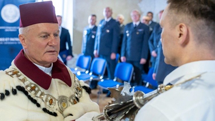 Ксёндз Міраслаў Каліноўскі падчас прыняцця новых студэнтаў у люблінскай турме