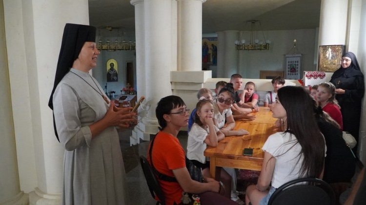 Siostra Oleksia z dziećmi z charkowa