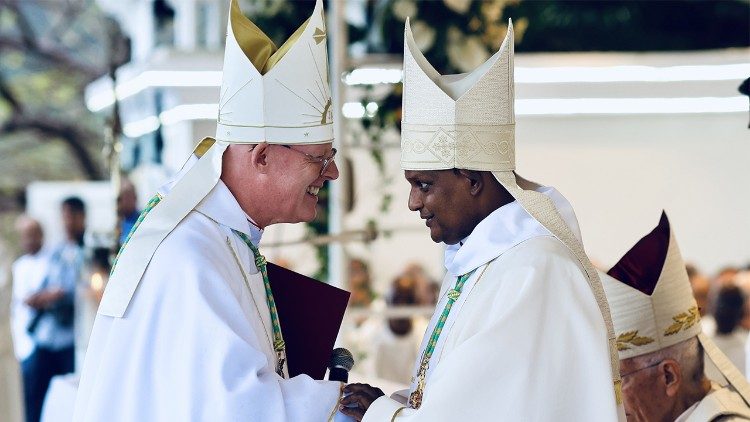 À droite, Mgr Jean-Mickaël Durhône, évêque de Port-Louis. 