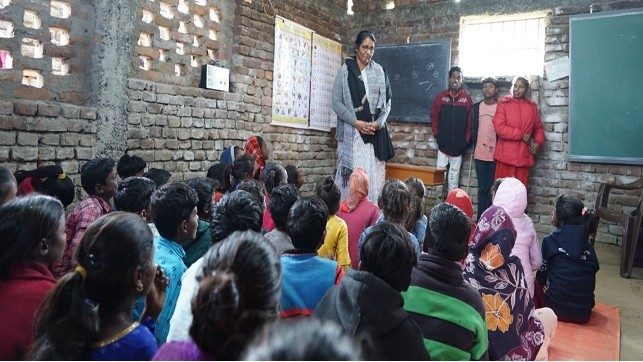Irmã Roselyn com as crianças Musahar durante uma aula