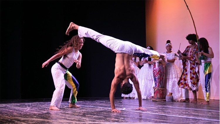 Un momento dello spettacolo con la Capoeira