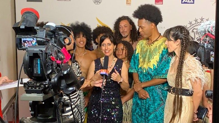 La regista Lia Beltrami accanto a Rodrigo e al gruppo di giovani brasiliani a Cannes 